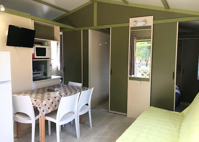 La Pinede كالفي